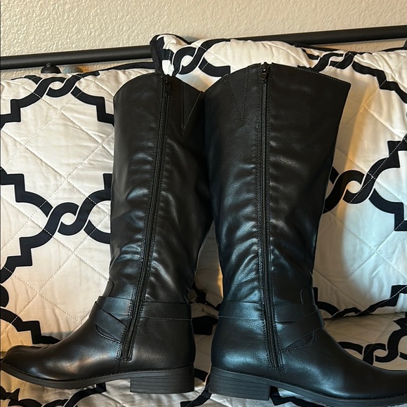 Black Knee-High Leather Boots - Picture 3 of 5